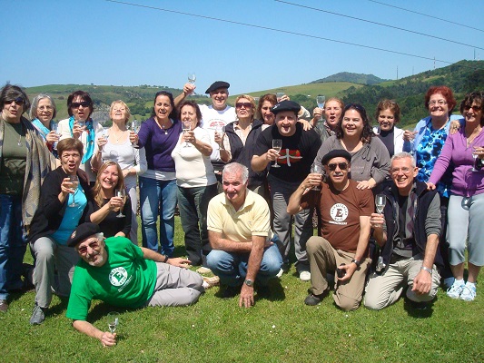 El grupo de argentinos que viajó en junio, brindando con txakoli en Getaria